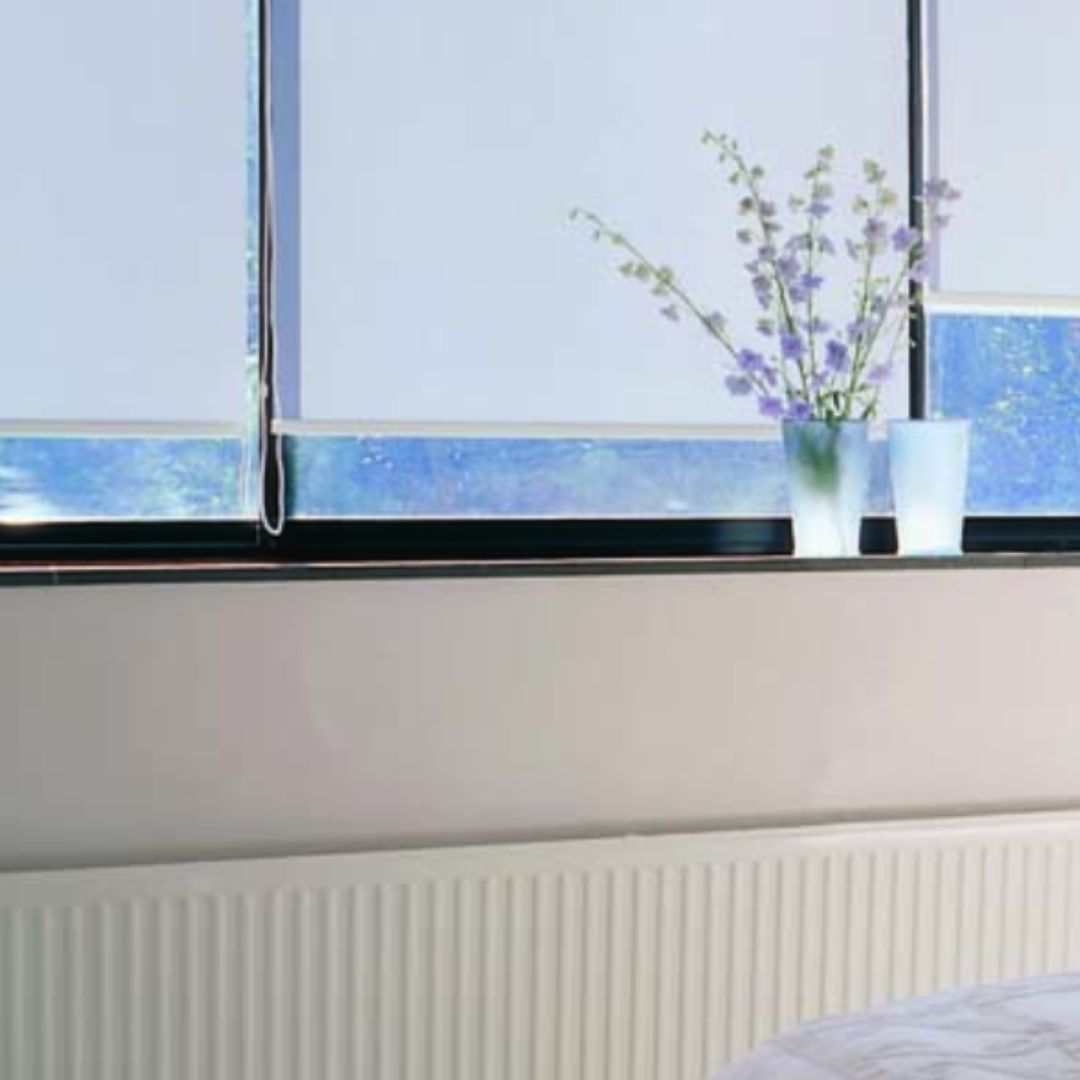 Fornecimento e Instalação de Persianas Tipo Rolô com Tecido Tela Solar Aluminizado – Dimensões 1,20 m × 3,40 m