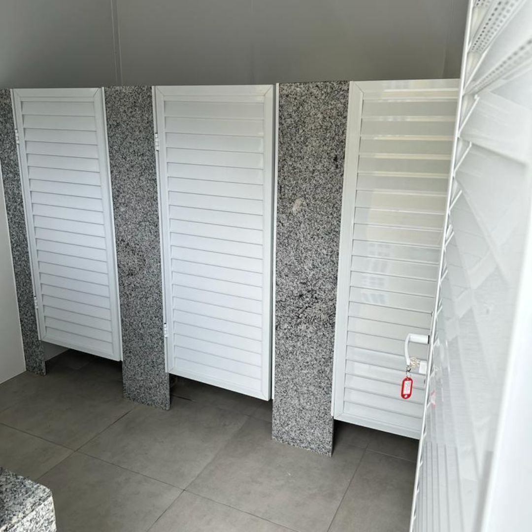 Banheiro Masculino/Feminino com PNE – Área 37,80 m²